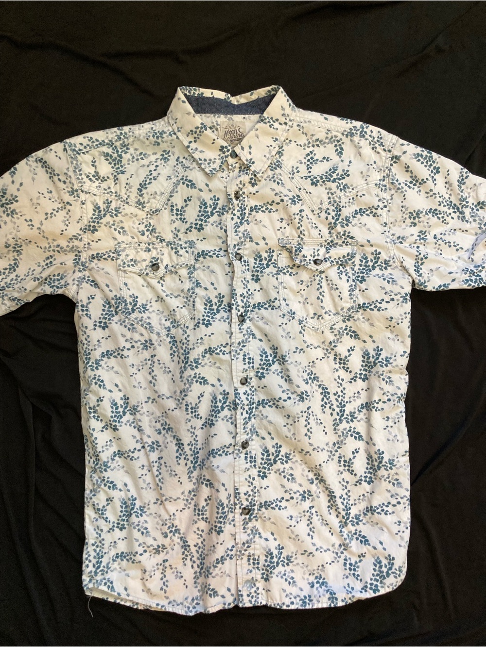 Casual White Short-Sleeve Button-Down Shirt with Blue Leaf Print